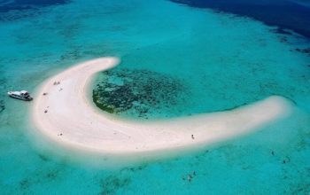 Taka Makassar Komodo – stunning pink sand island surrounded by turquoise blue ocean