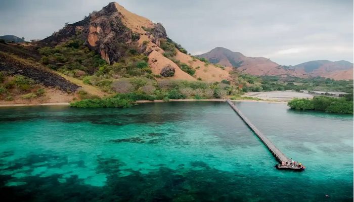  labuanbajo, sailing boat to komodo, lombok to komodo boat trip, komodo boat trip, komodo dragon, komodo 2025, pink beach,