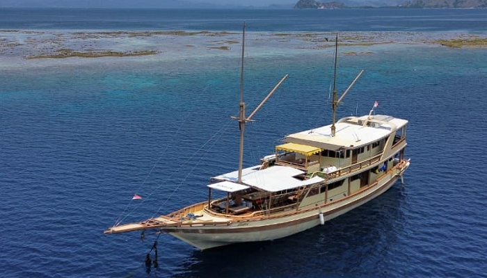 sailing boat labuanbajo, sailing boat to komodo, lombok to komodo boat trip, komodo boat trip, komodo dragon enclosure size, komodo 2025 , komodo boat tour 3d 2n, komodo island 3 day tour , komodo boat trip 4d 3n , komodo island fee , komodo island tour 3 days sailing boat to komodo island, boat trip to komodo, boat trip to komodo national park, boat trip to komodo island, komodo, komodo dragon, komodo island, komodo national park, komodo trip, komodo adventure, komodo boat charter, komodo boat trip, komodo boat, Traditional boat sailing through turquoise waters in Komodo National Park