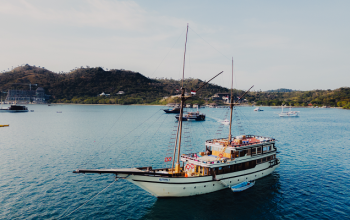 Luxurious cabin on a preLuxury cruise sailing in Komodo National Park for 4-day, 3-nights, cruise from Lombok to Komodo Island, Luxury boat tour