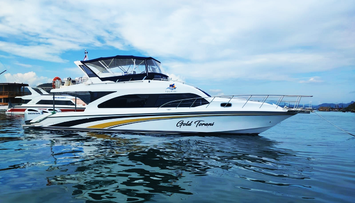 Speedboat anchored near Pink Beach for one-day Komodo trip, One day Komodo tour, overnight boat trip Komodo, pink beach, padar island, komodo day trip, speedboat labuan bajo, Snorkeling with Mantas in Komodo, What to Pack for a Komodo Trip, Eco-Friendly Travel in Komodo