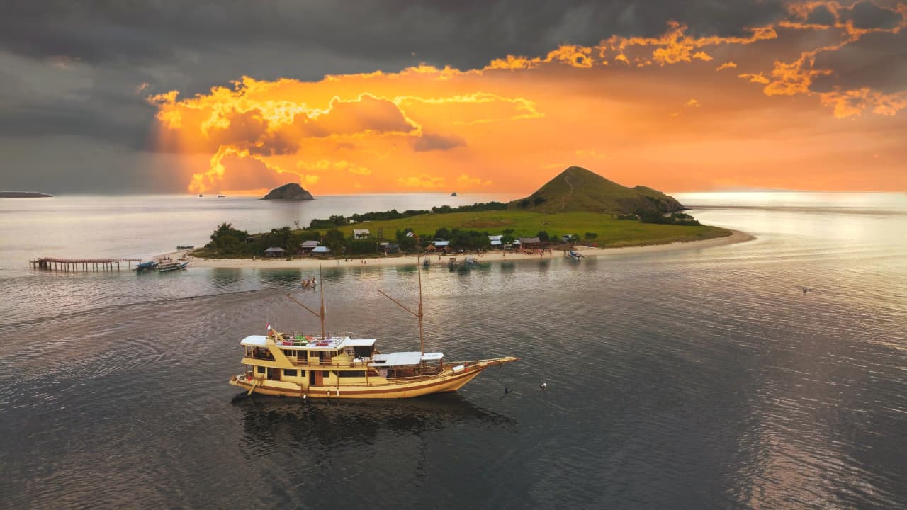 komodo boat tour 3d 2n, komodo boat trip 4d 3n,  komodo luxury cruise, Komodo Boat Tour, komodo boat trip, komodo luxury 
