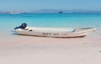 Aerial view of Taka Makassar sandbank, the floating paradise of Komodo National Park, visited on Komodo tour packages from Lombok or Bali.