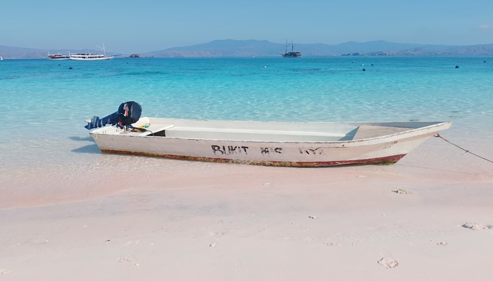 Aerial view of Taka Makassar sandbank, the floating paradise of Komodo National Park, visited on Komodo tour packages from Lombok or Bali.