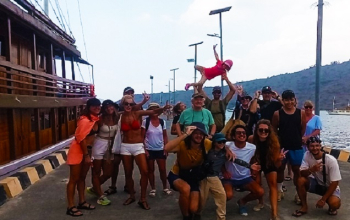 Traditional boat departs from Kayangan Harbor in Lombok toward Labuan Bajo, marking the start of Komodo tour packages through Indonesia’s islands.