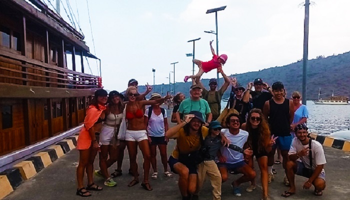 Traditional boat departs from Kayangan Harbor in Lombok toward Labuan Bajo, marking the start of Komodo tour packages through Indonesia’s islands.