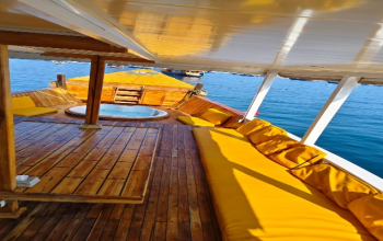 Komodo boat tour 4 days 3 nights exploring stunning islands and crystal-clear waters.