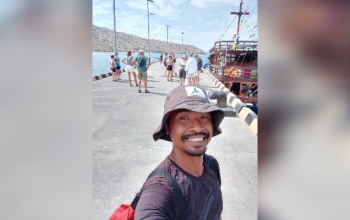 A high speed boat and a luxury phinisi cruising from Labuan Bajo to the Komodo dragon island in Indonesia.