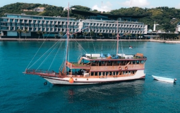 Komodo Tour 3 days 2 nights Luxury phinisi boat anchored near the iconic hills of Padar Island during a 3D2N Komodo boat trip.