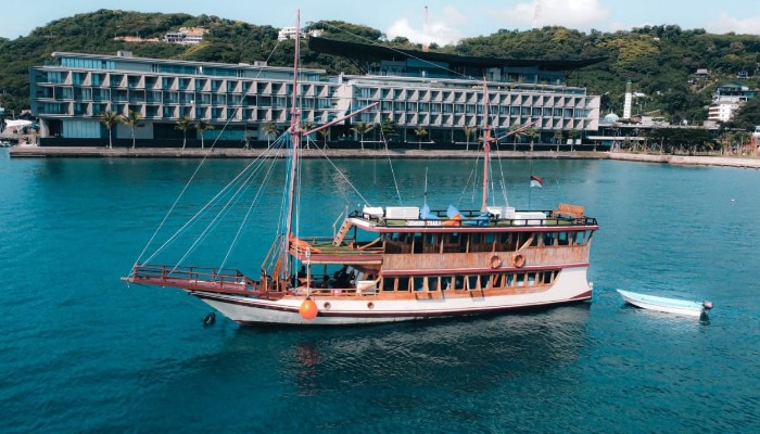 Komodo Tour 3 days 2 nights Luxury phinisi boat anchored near the iconic hills of Padar Island during a 3D2N Komodo boat trip.